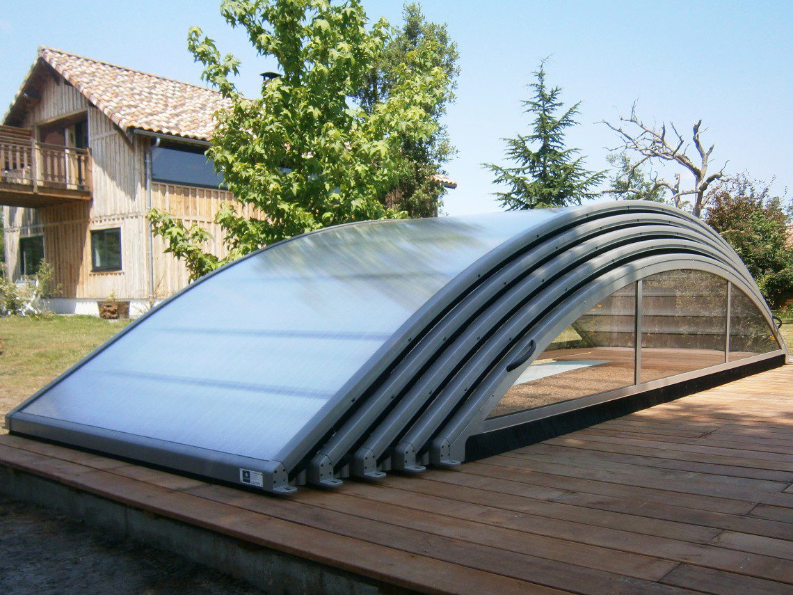 abri de piscine bout de bassin