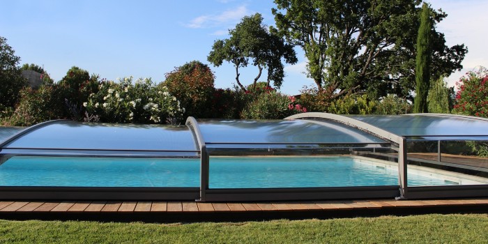 Prix d'un abri piscine : dimensions, matériaux, forme