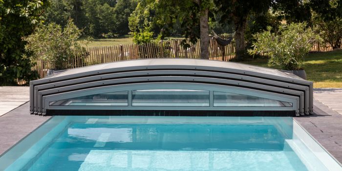Nettoyer un abri de piscine : conseils, bonnes pratiques