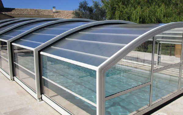 abri de piscine de profil mi haut